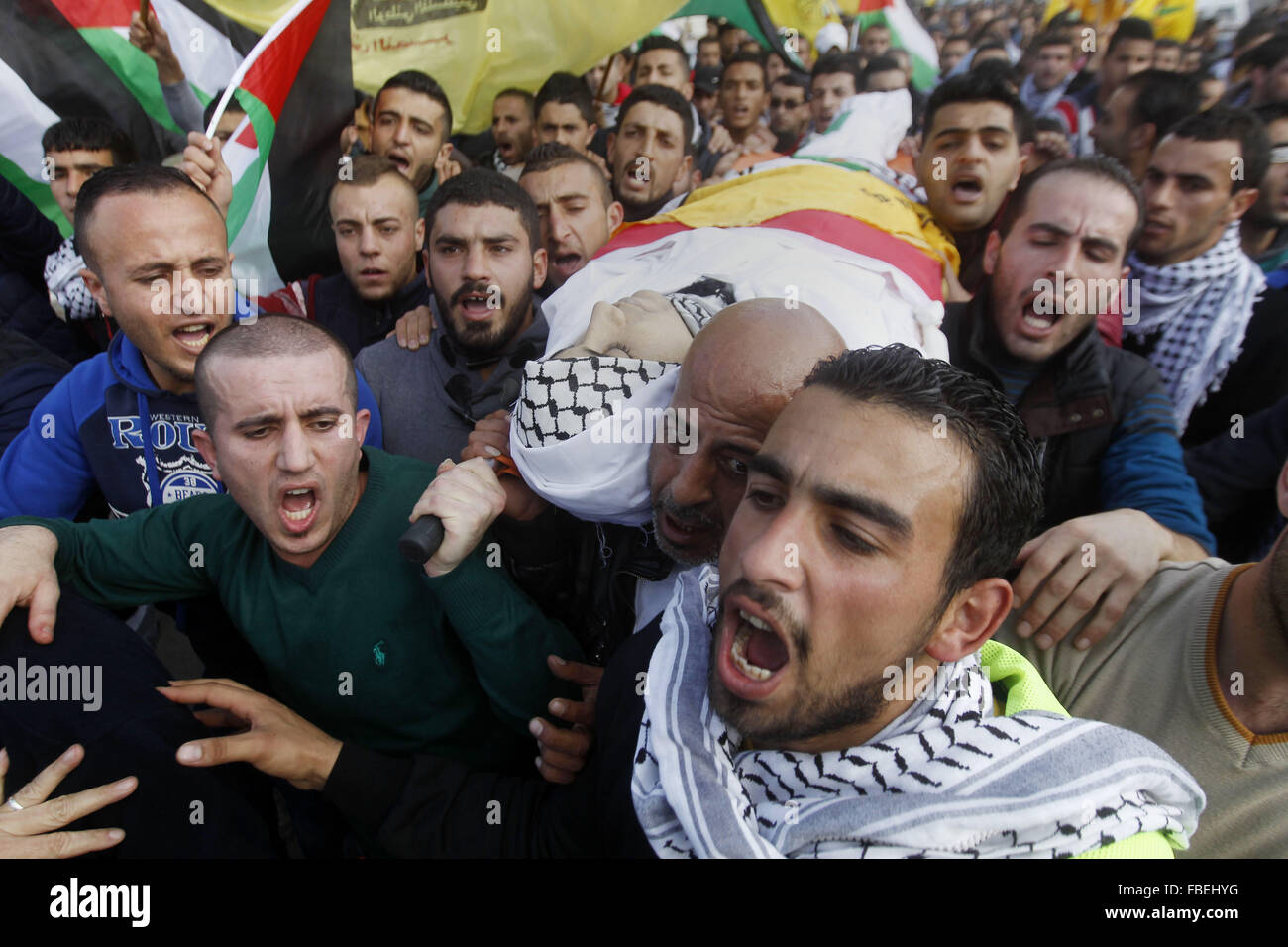 15 janvier 2016 - Hébron, en Cisjordanie, territoire palestinien - pleureuses portent le corps du peuple palestinien al-Moayad Jabreen lors de ses funérailles dans le village cisjordanien de Sair, est d'Hébron. Le jeune homme de 20 ans a été abattu la veille par les forces de sécurité israéliennes, après qu'il a essayé de poignarder des soldats israéliens à Beit Einun junction près d'Hébron (crédit Image : © Hashlamoun Wisam/APA des images à l'aide de Zuma sur le fil) Banque D'Images