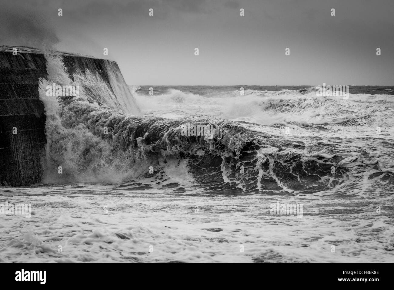 Vagues s'écrasant au-dessus des défenses de la mer à Lyme Regis dans Dorset Banque D'Images