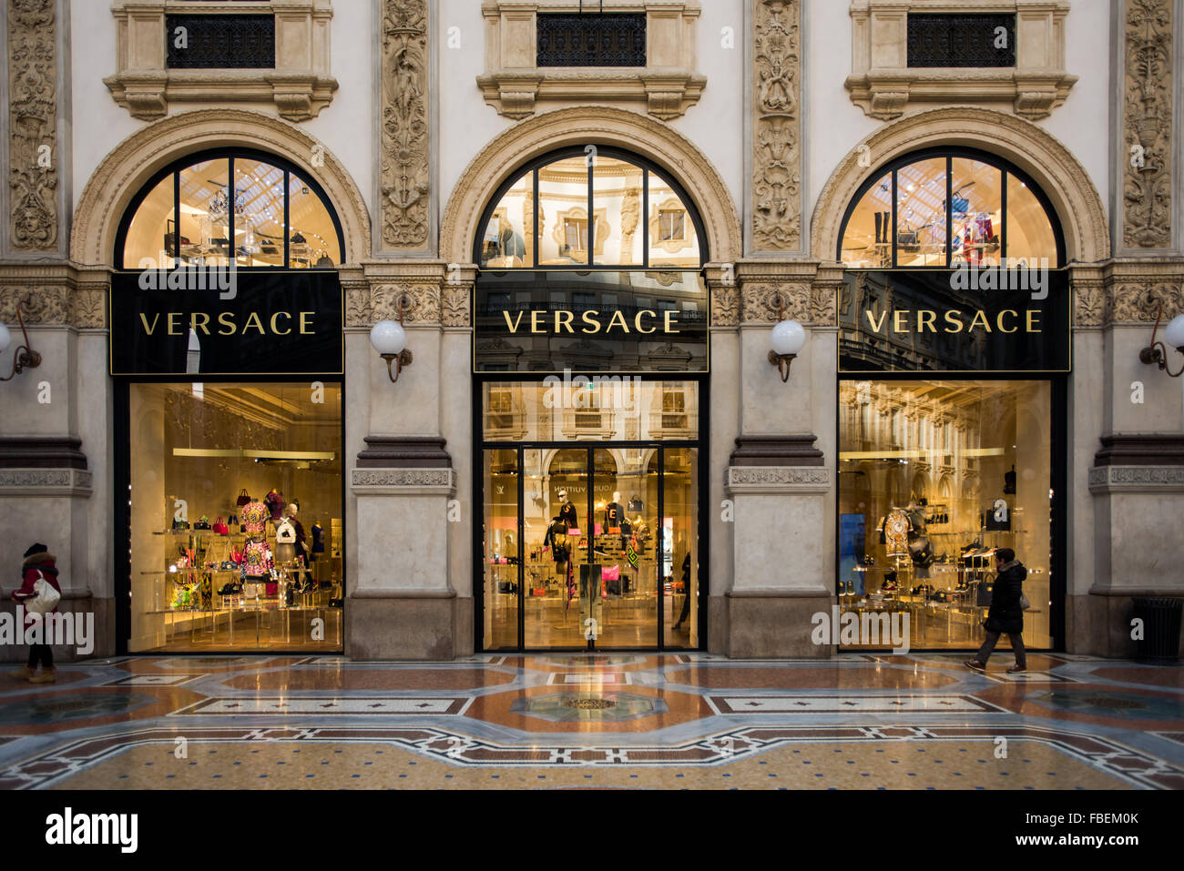 Versace boutique Banque de photographies et d'images à haute résolution -  Alamy