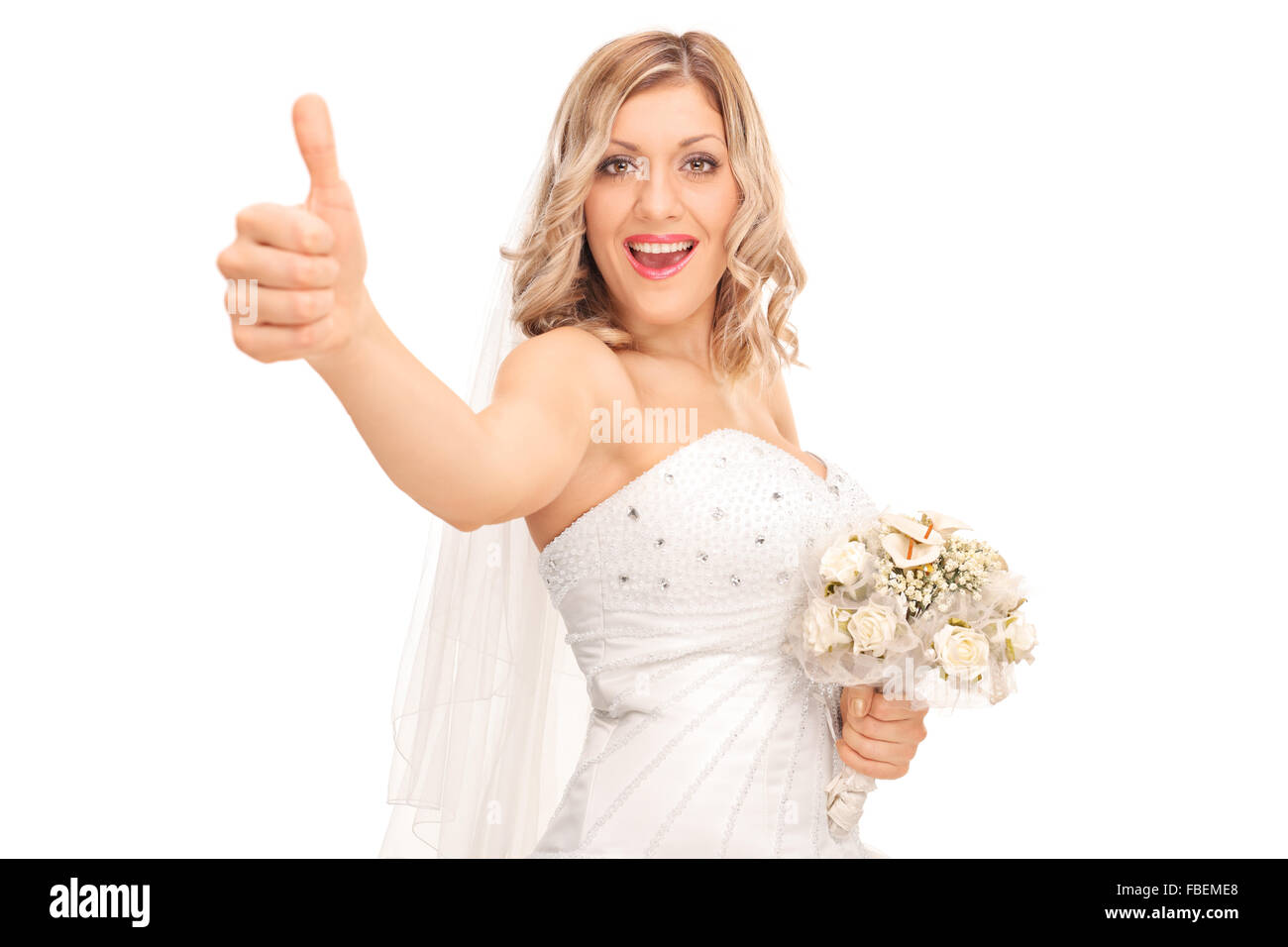 Les jeunes joyeux bride holding a bouquet de mariage et donner un pouce vers le haut isolé sur fond blanc Banque D'Images