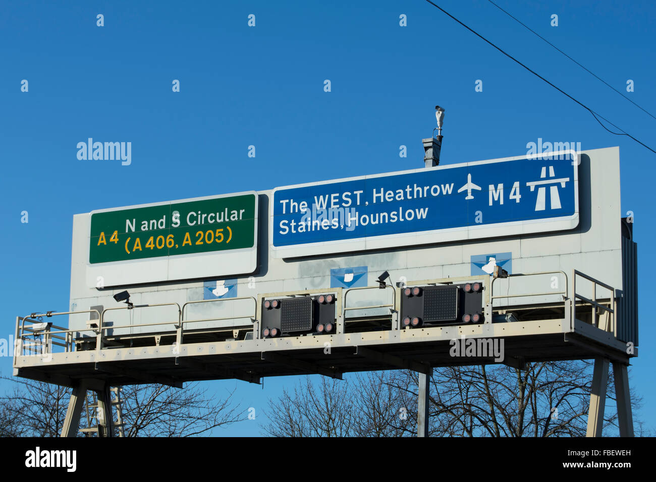 Panneau routier au-dessus de l'A4 à Chiswick, à l'ouest de Londres, montrant les voies pour l'amérique du nord et du sud et circulaire de l'autoroute M4 Banque D'Images