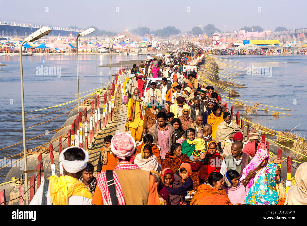 Foule traversant pont de bateaux sur le Gange au festival Kumbh Mela à Allahabad, Inde. Banque D'Images