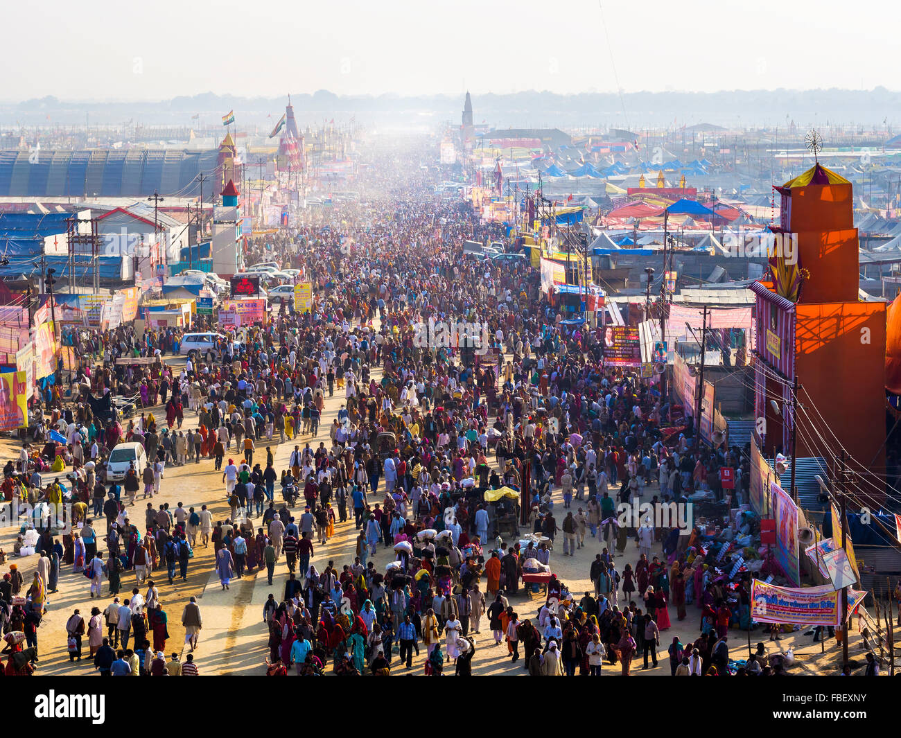 Foule au festival Kumbh Mela, le plus grand rassemblement religieux, à Allahabad, Uttar Pradesh, Inde. Banque D'Images