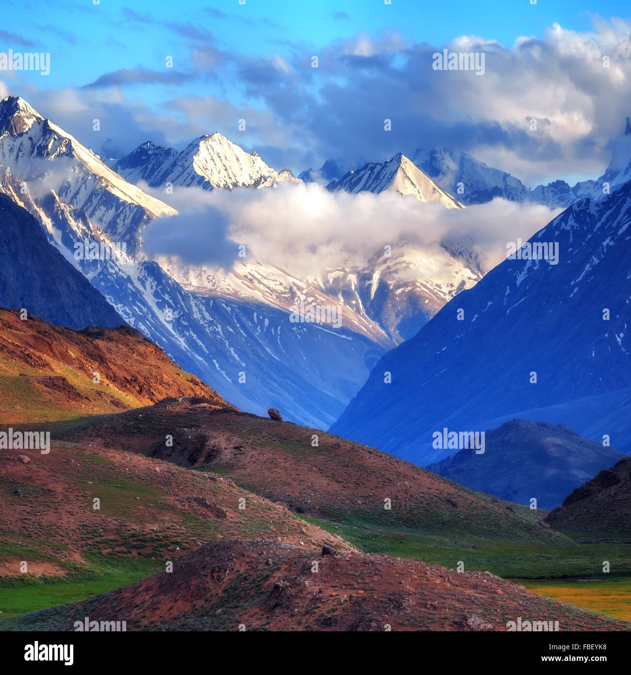 Beauté soleil rose sur la montagne de l'himalaya Banque D'Images