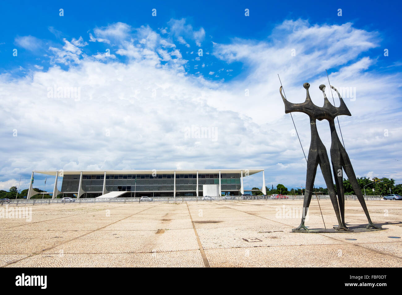 Voir d'Os Guerreiros aka Dois Candangos monument et Cour suprême fédérale à Brasilia, capitale du Brésil. Banque D'Images