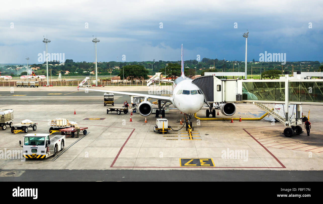 Avion stationné à l'aéroport de Brasilia, capitale du Brésil. Banque D'Images