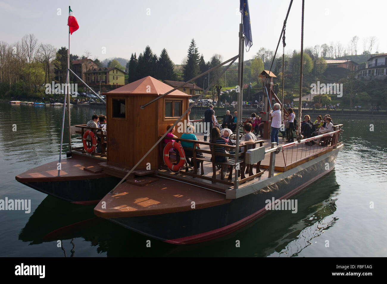 L'Italie, Lombardie, Lecco, Imbersago ferry conçu par Leonardo da Vinci traverse la rivière Adda avec la force du courant. Banque D'Images