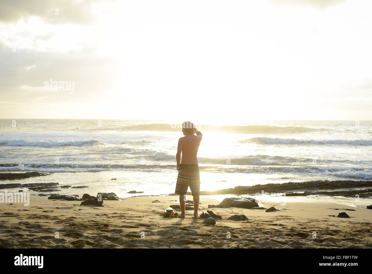 Les hommes à regarder le coucher du soleil à Maria's Beach. Rincon, Puerto Rico. USA territoire. L'île des Caraïbes. Banque D'Images