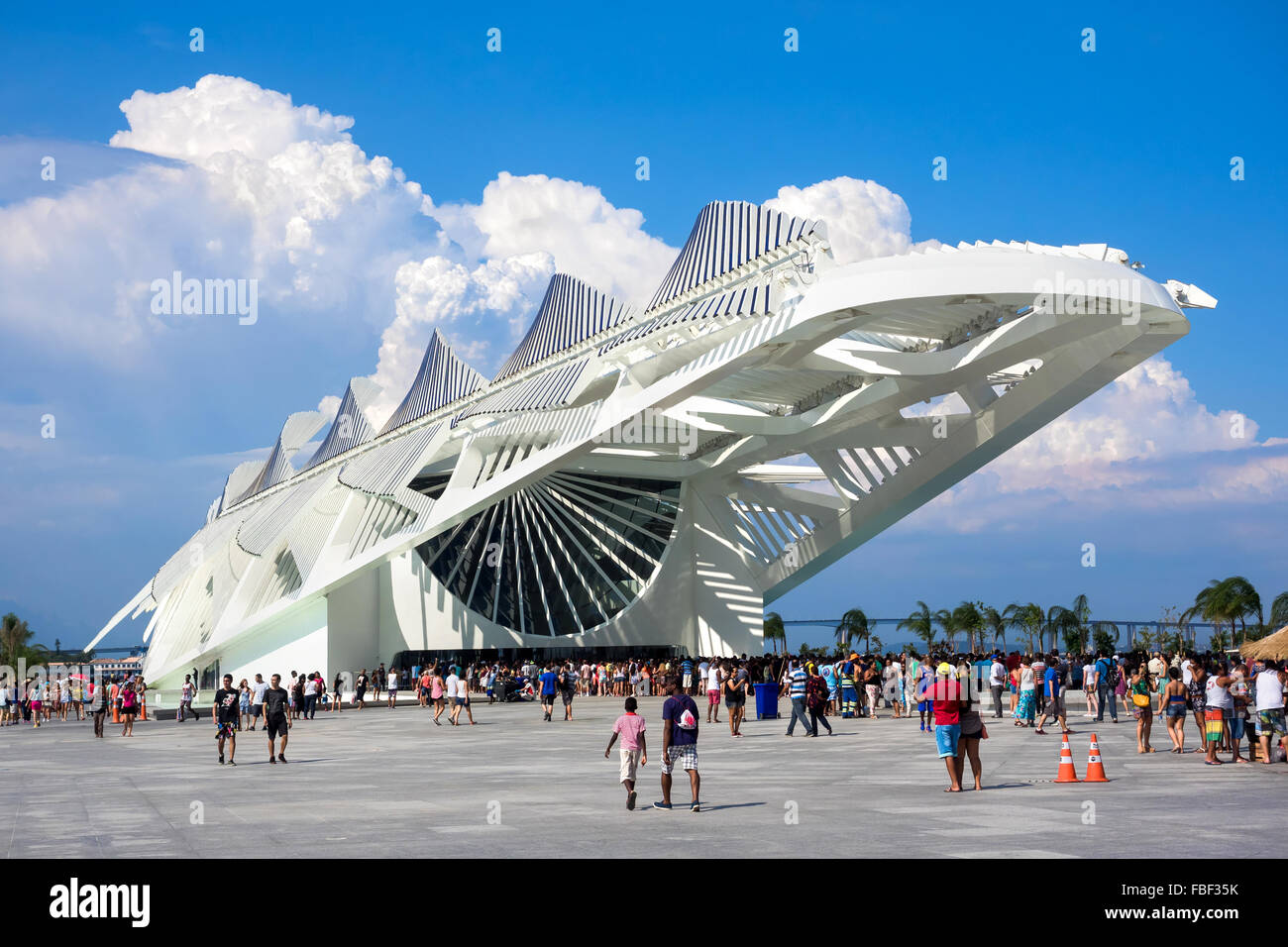 Les gens qui visitent le Musée de l'avenir, conçu par l'architecte espagnol Santiago Calatrava, à Rio de Janeiro, Brésil. Banque D'Images