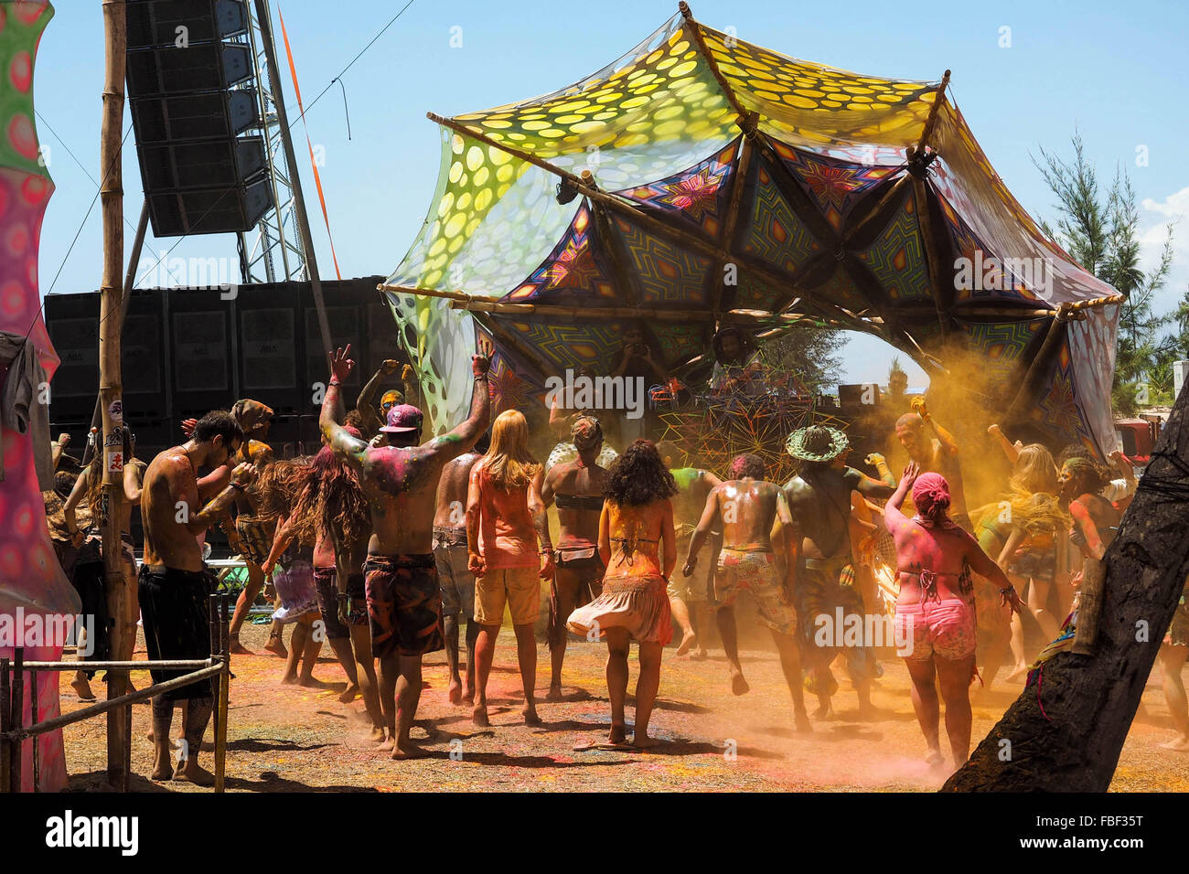 Foule danse au festival de musique électronique à Praia dos Garcez, Bahia, Brésil. Banque D'Images