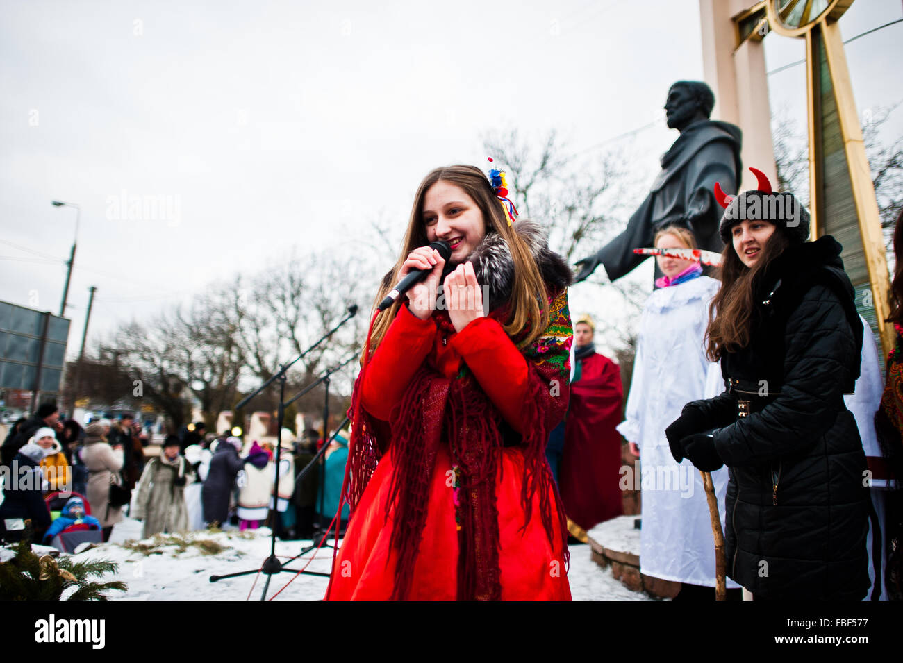 L'UKRAINE. LVIV - le 14 janvier 2016 : crèche de Noël parade des enfants sur journée d'hiver. Banque D'Images