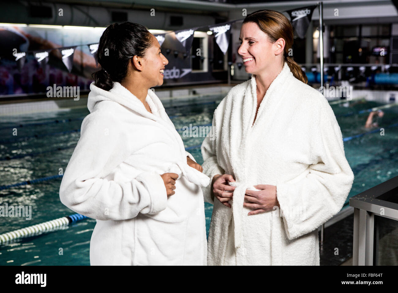Deux femmes enceintes smiling Banque D'Images