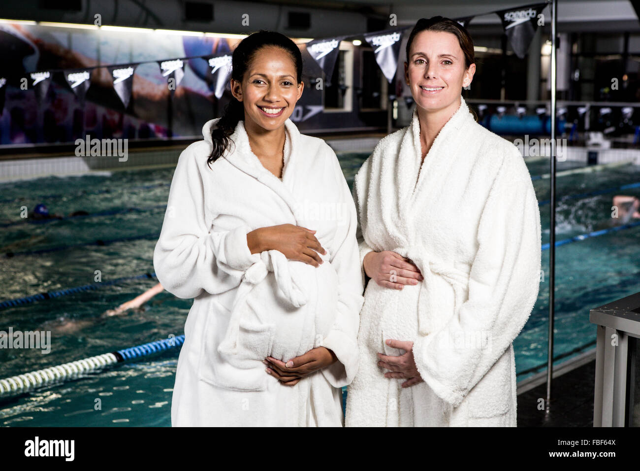 Deux femmes enceintes de toucher leur ventre Banque D'Images