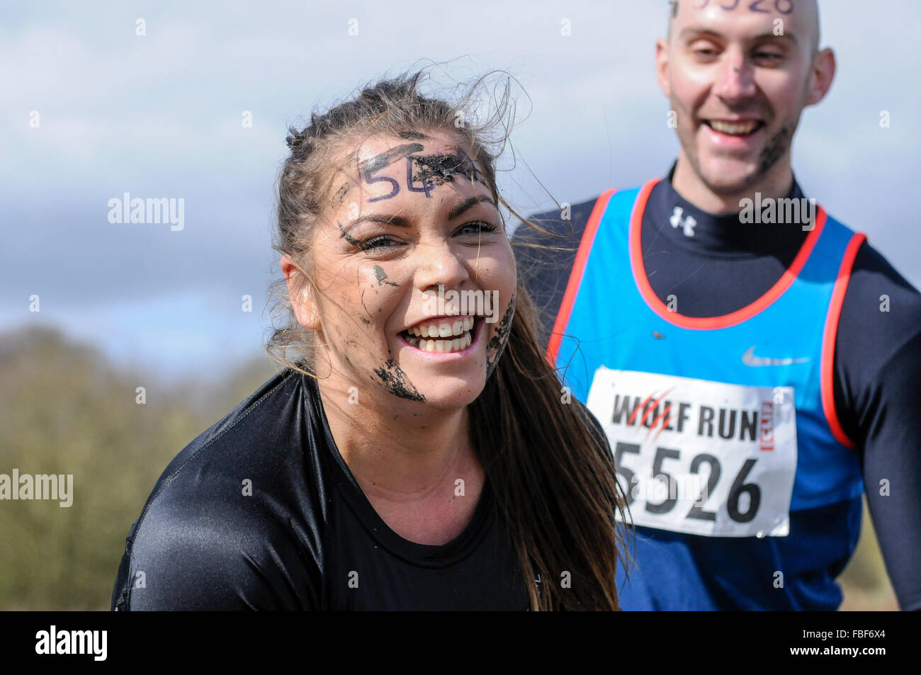 Coureurs masculins et féminins à la course d'obstacles, Royaume-Uni Banque D'Images