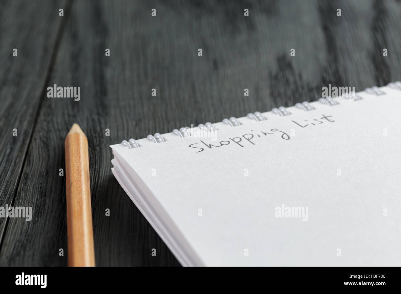 Photo gros plan d'ouvrir le bloc-notes vide avec expression liste d'achats Banque D'Images