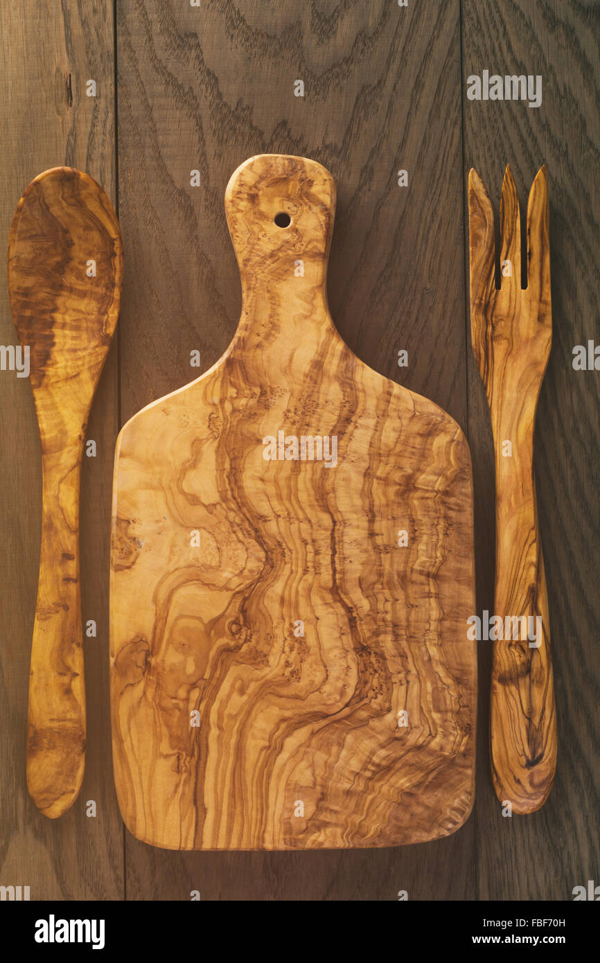 La composition avec le bois d'olivier planche sur de table en chêne Banque D'Images