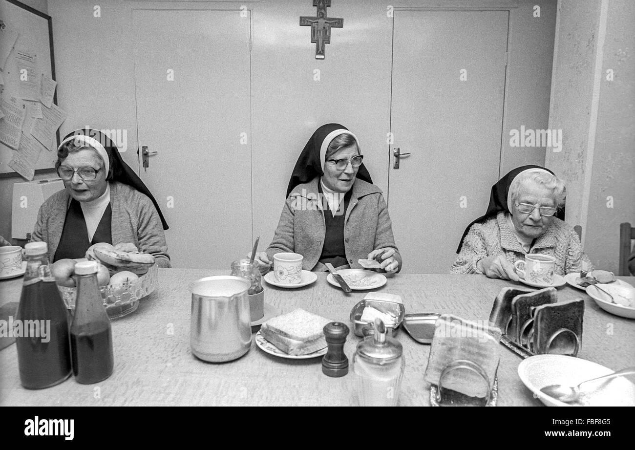 Les nonnes à l'ancien couvent franciscain dans Copthorne, West Sussex, au moment du petit-déjeuner. Banque D'Images