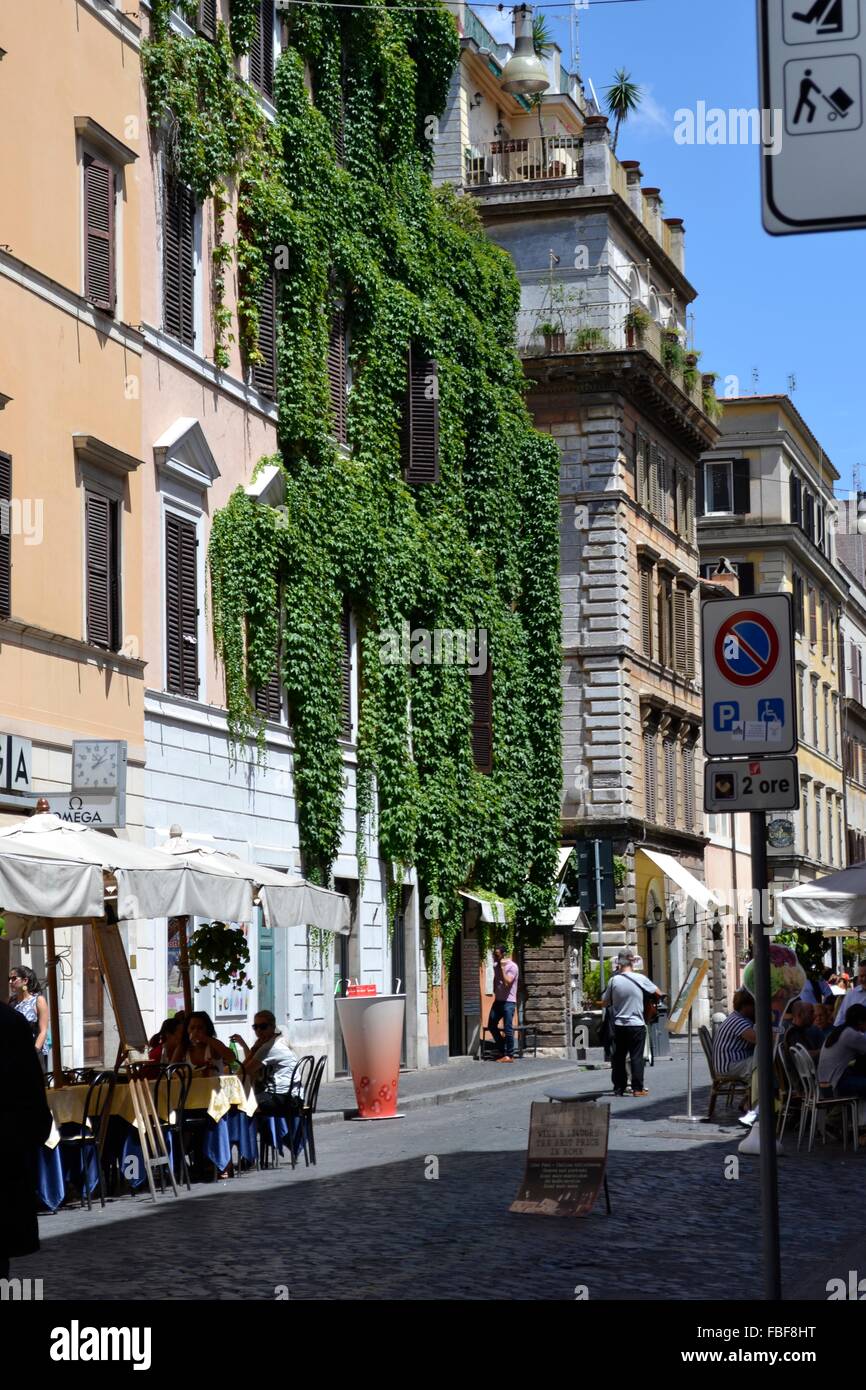 Bâtiment couvert de lierre à Rome Banque D'Images