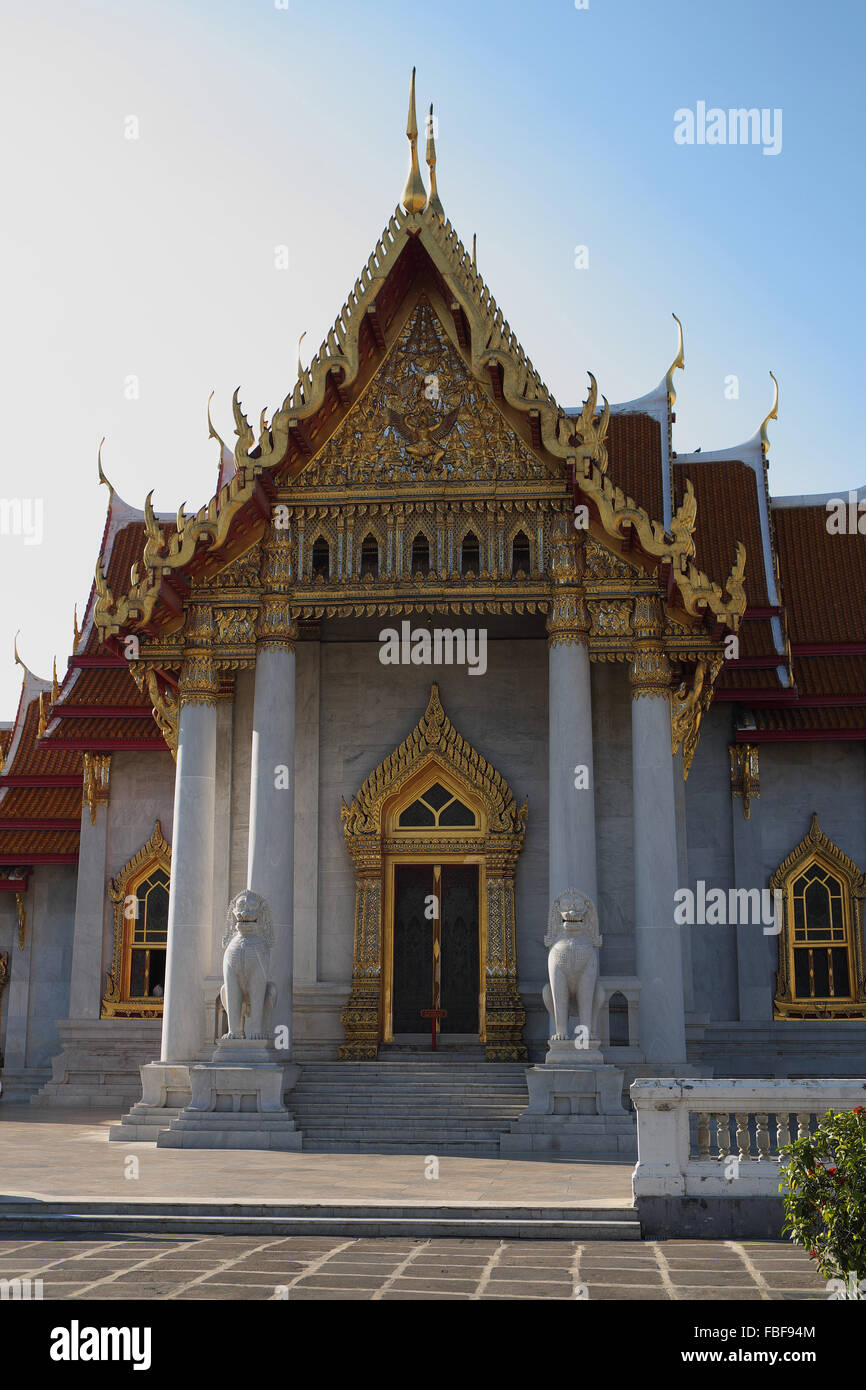 Toit en bois peint décoré et façade de wat bejamabophit, Bangkok, Thailande, Asie. Banque D'Images