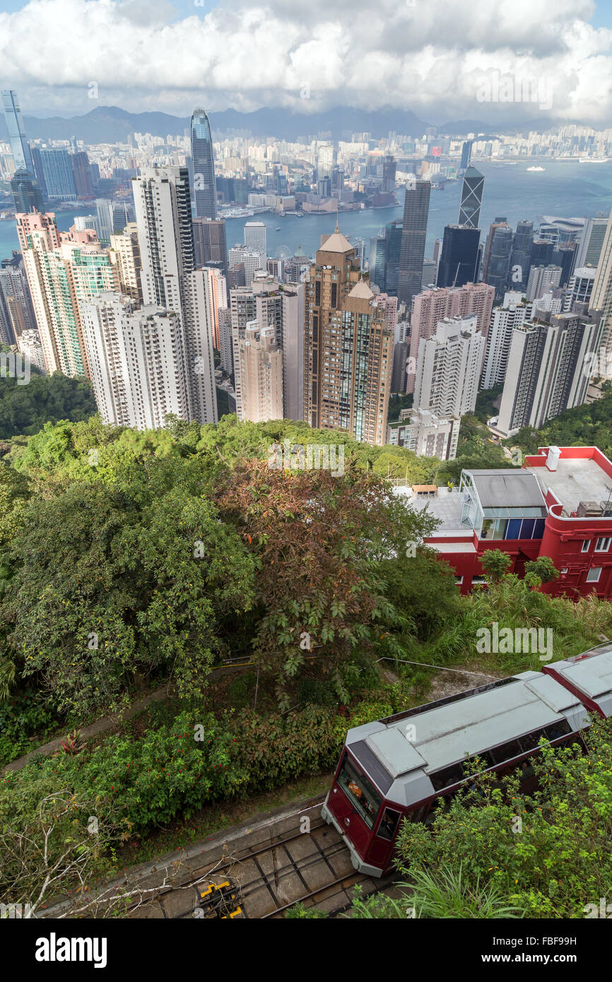 Victoria Peak Tram arrivant et de Hong Kong skyline Vue de dessus). Banque D'Images