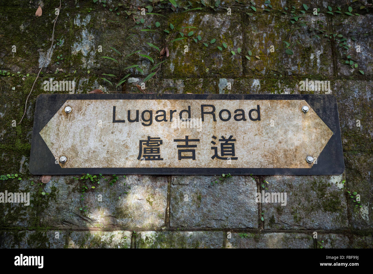 Personnes âgées et sale Lugard Road sign au Victoria Peak à Hong Kong, Chine. Banque D'Images