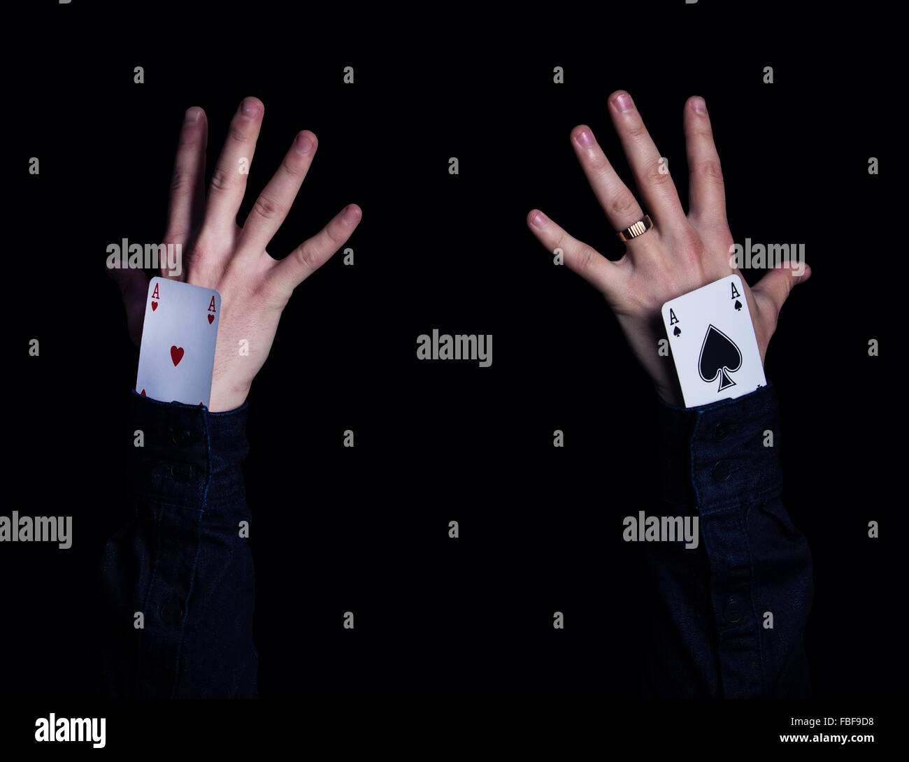 Deux mains humaines avec aces dans le manchon Banque D'Images