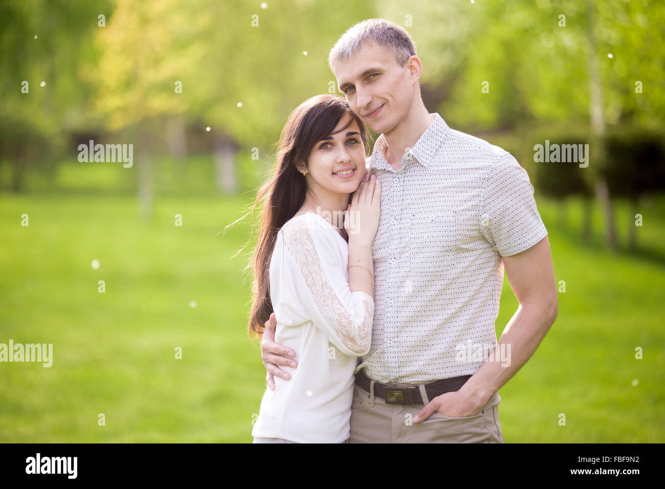 Portrait de couple heureux, jeune homme et femme sur la date romantique, étreignant l'un l'autre, petite amie appuyée sur son petit ami, standin Banque D'Images