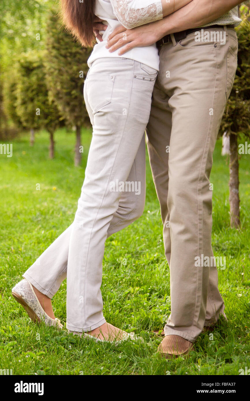 Couple in love, séduisant jeune homme et femme sur la date romantique dans la région de park, étreignant l'un l'autre, Close up de jambes Banque D'Images