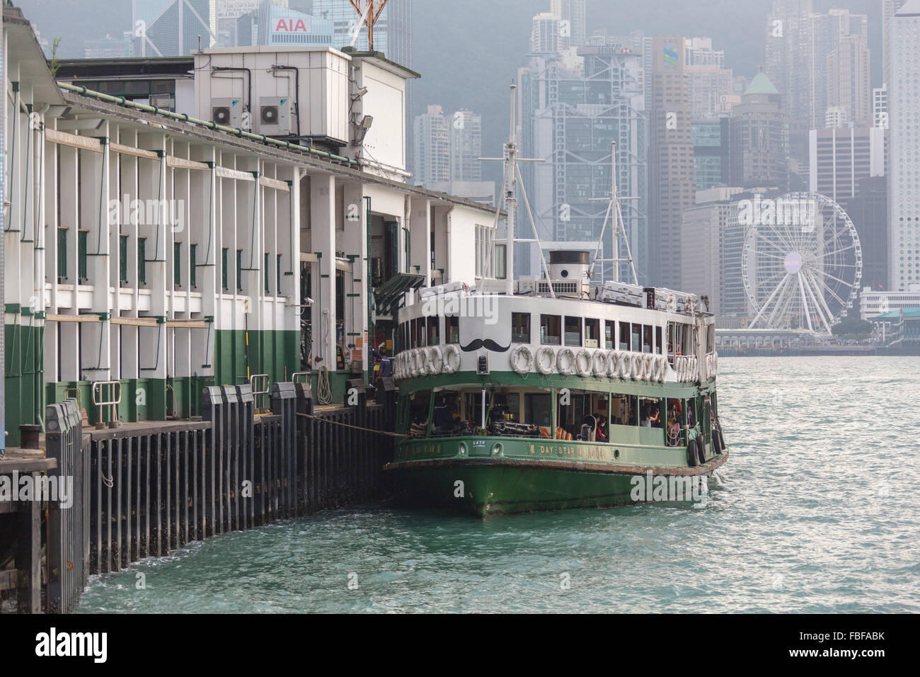 Star Ferry Traversier de passagers sur l'île de Hong Kong Kowloon et le port de Victoria, Hong Kong Chine Asie Banque D'Images