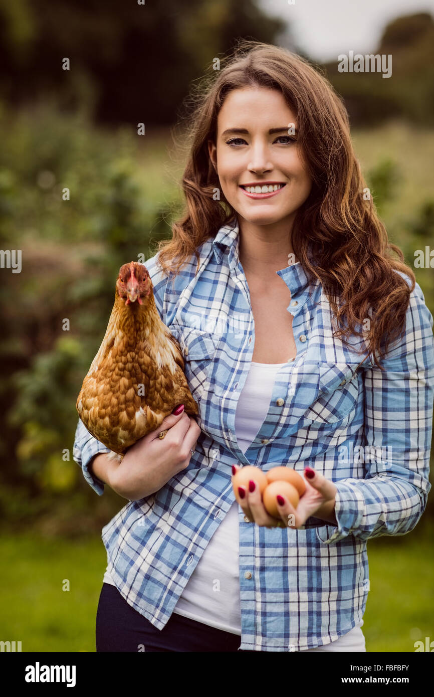 Woman holding chicken and egg Banque D'Images