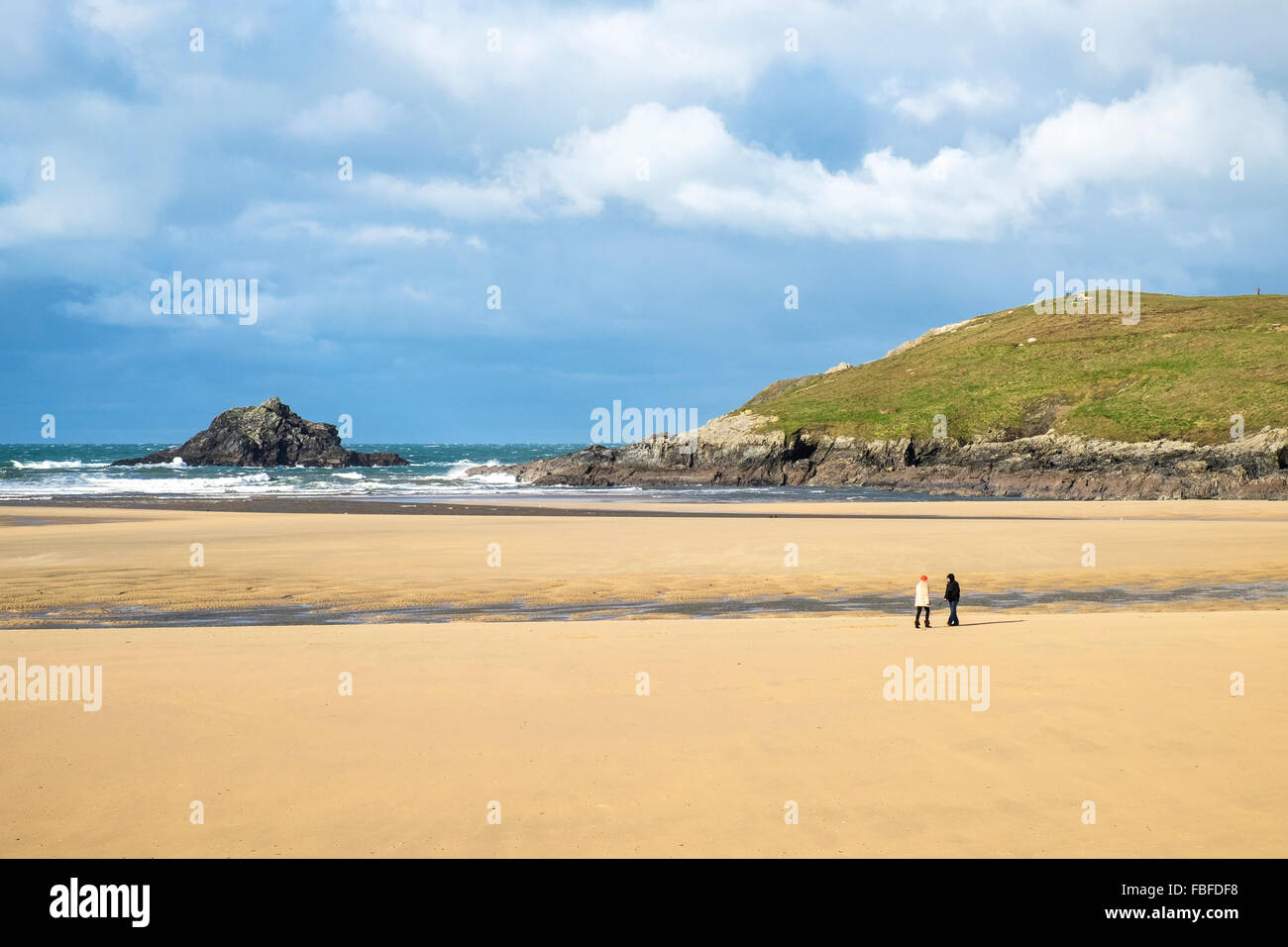 Soleil d'hiver à plage de Crantock près de Newquay en Cornouailles, Angleterre, RU Banque D'Images