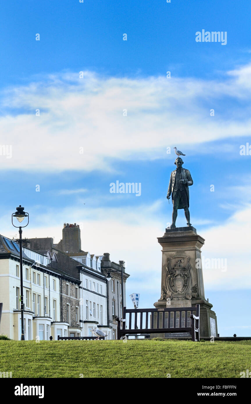 Le capitaine James Cook statue sur la falaise ouest de Whitby, North Yorkshire, England, UK Banque D'Images