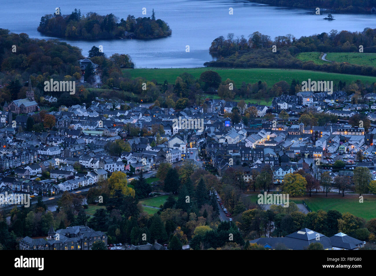 Vue aérienne de Keswick au crépuscule, Lake District, England, UK Banque D'Images