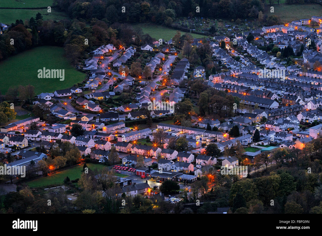 Vue aérienne de maisons et d'éclairage de rue, Keswick, England, UK Banque D'Images