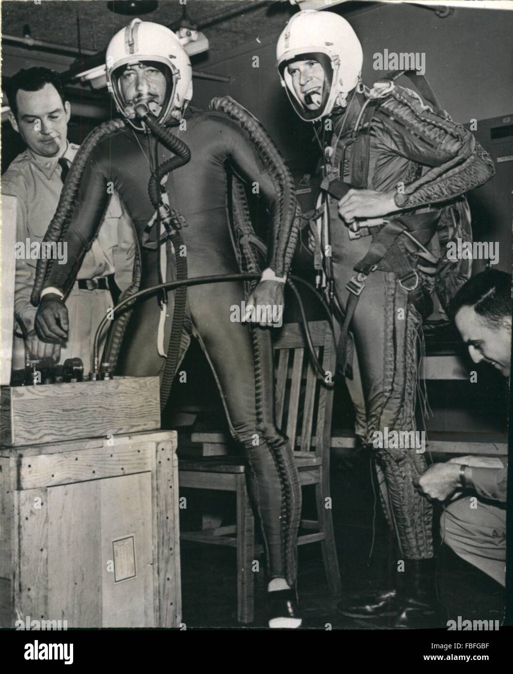1955 - Pilotes ''check-out'' nouveau costume Pression d'urgence conçu pour  voler dans l'près de dépression de hauteurs : ''H'' Tex Johnston (deuxième  à gauche), pilote d'essai de nouveaux gonfle ses U.S. Air