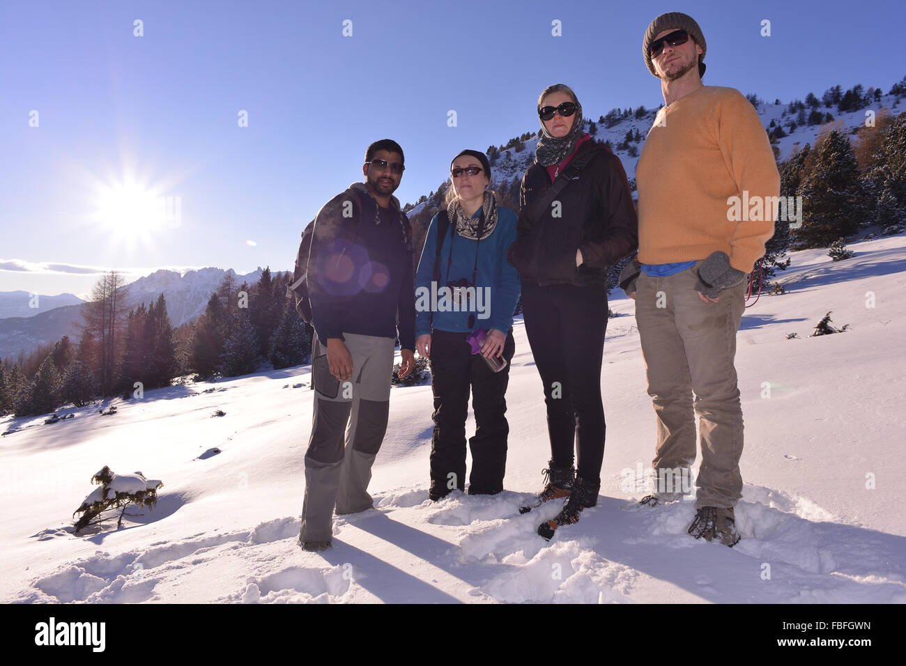 Quatre amis de prendre une marche dans la neige dans le Queyras, France Banque D'Images