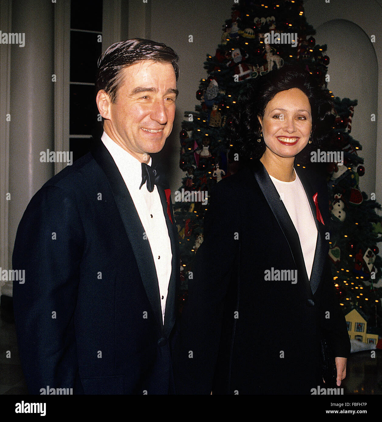 Washington, DC., USA, 6 décembre, 1992 Samuel A. Waterson et femme Lynn arrivent à la Maison Blanche pour le Kennedy Center Honors. Samuel Atkinson Waterston 'Sam' est un acteur, producteur et réalisateur. Entre autres rôles, il est remarqué pour son Academy Award-nommé représentation de Sydney Schanberg dans ces champs de la mort (1984), et sa nomination aux Golden Globe et Screen Actors Guild Award-winning représentation de Jack McCoy sur la série de télévision NBC Law & Order. Il a été nominé pour plusieurs Golden Globe, Screen Actors Guild Awards, BAFTA et Emmy, Crédit : Mark Reinstein Banque D'Images