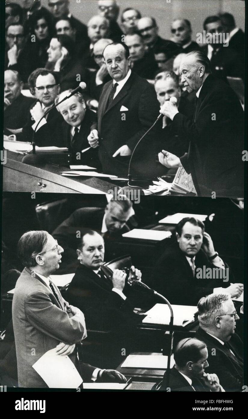 1980 - Le Parlement et le gouvernement à Bonn Spiritedly défendue en dépit de toutes les divergences d'opinion avec une commande aussi la liberté lorsque le Bundestag a essayé de clarifier l'affaire ''Spiegel''. L'éditeur, le directeur de l'entreprise et certains éditeurs du magazine de nouvelles critiques ont été arrêtés, soupçonnés de trahison. Le Parti social-démocrate dans le parlement de Bonn, qui forment l'opposition - l'reupon soumis 18 questions qui ont été répondues par Herr Hochrel, le ministre de l'intérieur, en face d'une salle comble et un grand nombre de la population. ChancellorAdenauer aussi intervenu s3lusieurs tim Banque D'Images