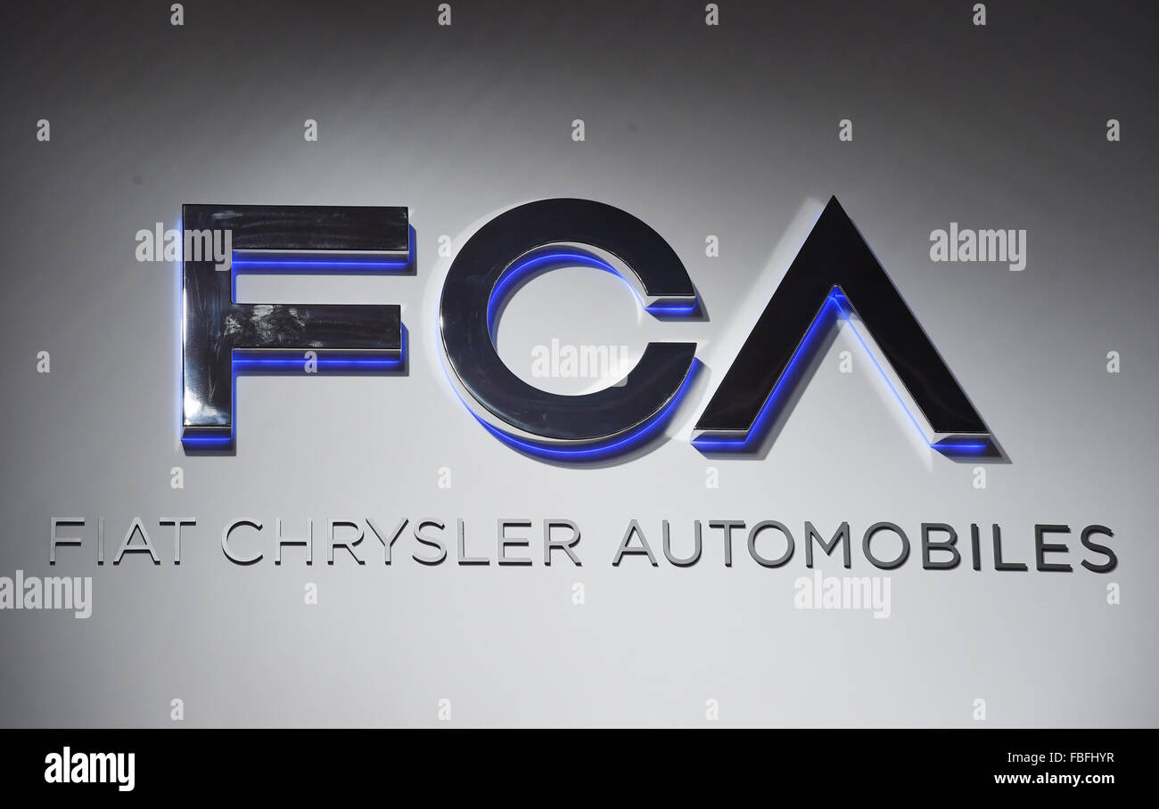 Detroit, Michigan, USA. 12 Jan, 2015. Une Fiat Chrysler Automobiles (FCA) logo de l'époque de la deuxième journée de la presse à la North American International Auto Show (NAIAS) à Detroit, Michigan, USA, 12 janvier 2015. Photo : ULI DECK/dpa/Alamy Live News Banque D'Images
