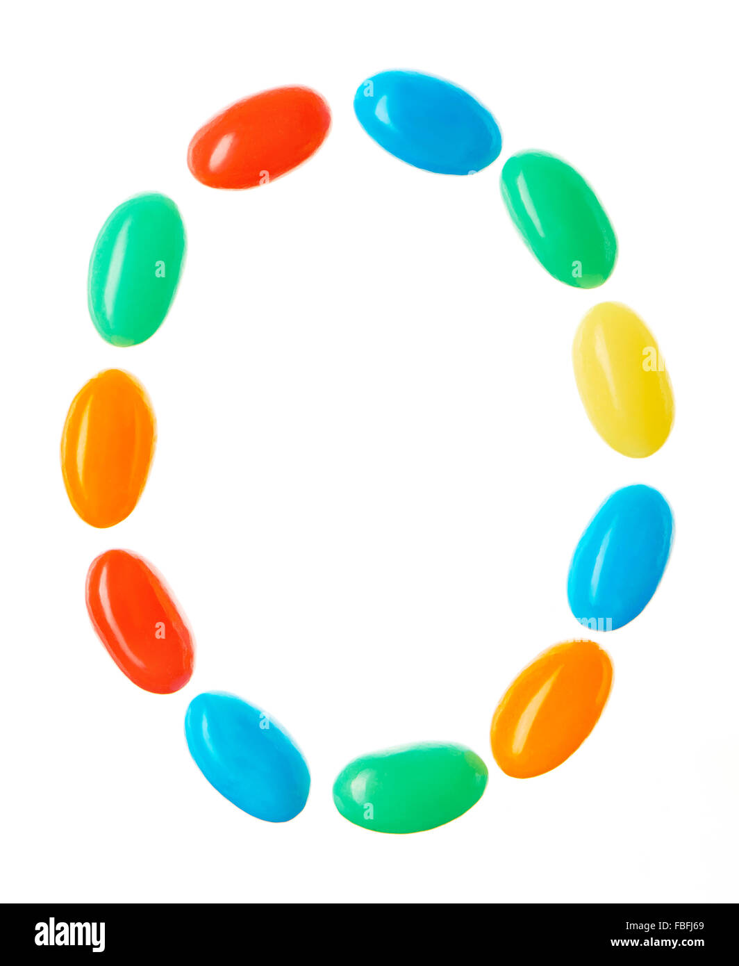 O lettre faite de bonbons multicolores isolé sur fond blanc Banque D'Images
