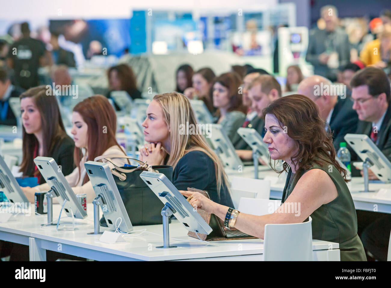 Detroit, Michigan - les gens écoutent un exposé à l'affichage de Ford au North American International Auto Show. Banque D'Images