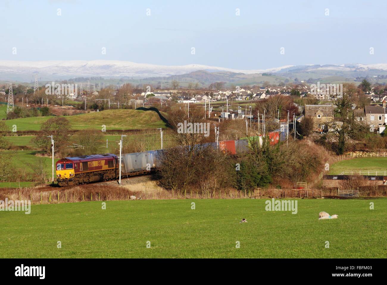 Locomotive diesel de la classe 66 sur train de marchandises, conteneurs, dans la campagne sur la West Coast Main Line près de Holme en Cumbria Banque D'Images