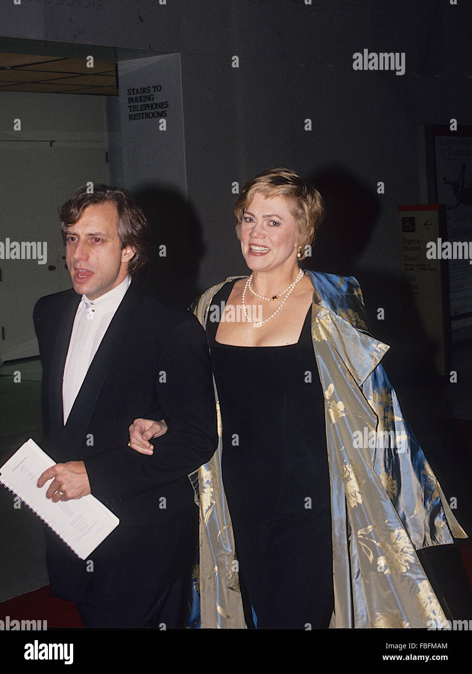 Washington, DC., USA, 5 décembre 1993, Kathleen Turner et son mari Jay Weiss arrivent au Kennedy Center Honors. Mary Kathleen Turner, mieux connu sous le nom de Kathleen Turner, est un film américain et comédienne et directrice. Turner est venu à la célébrité pendant les années 1980, après des rôles dans la chaleur du corps (1981), Romancing the Stone (1984), et Prizzi's Honor (1985), ces deux derniers lui a valu un Golden Globe de la meilleure actrice. Credit : Mark Reinstein Banque D'Images