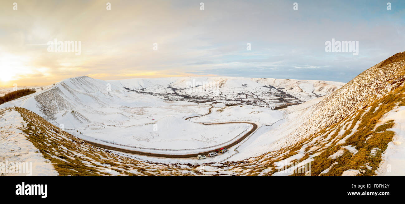 Véhicule de secours en montagne et les promeneurs en hiver Panorama de l'harfang route sinueuse de Mam Tor à l'égard Edale, Peak District Banque D'Images