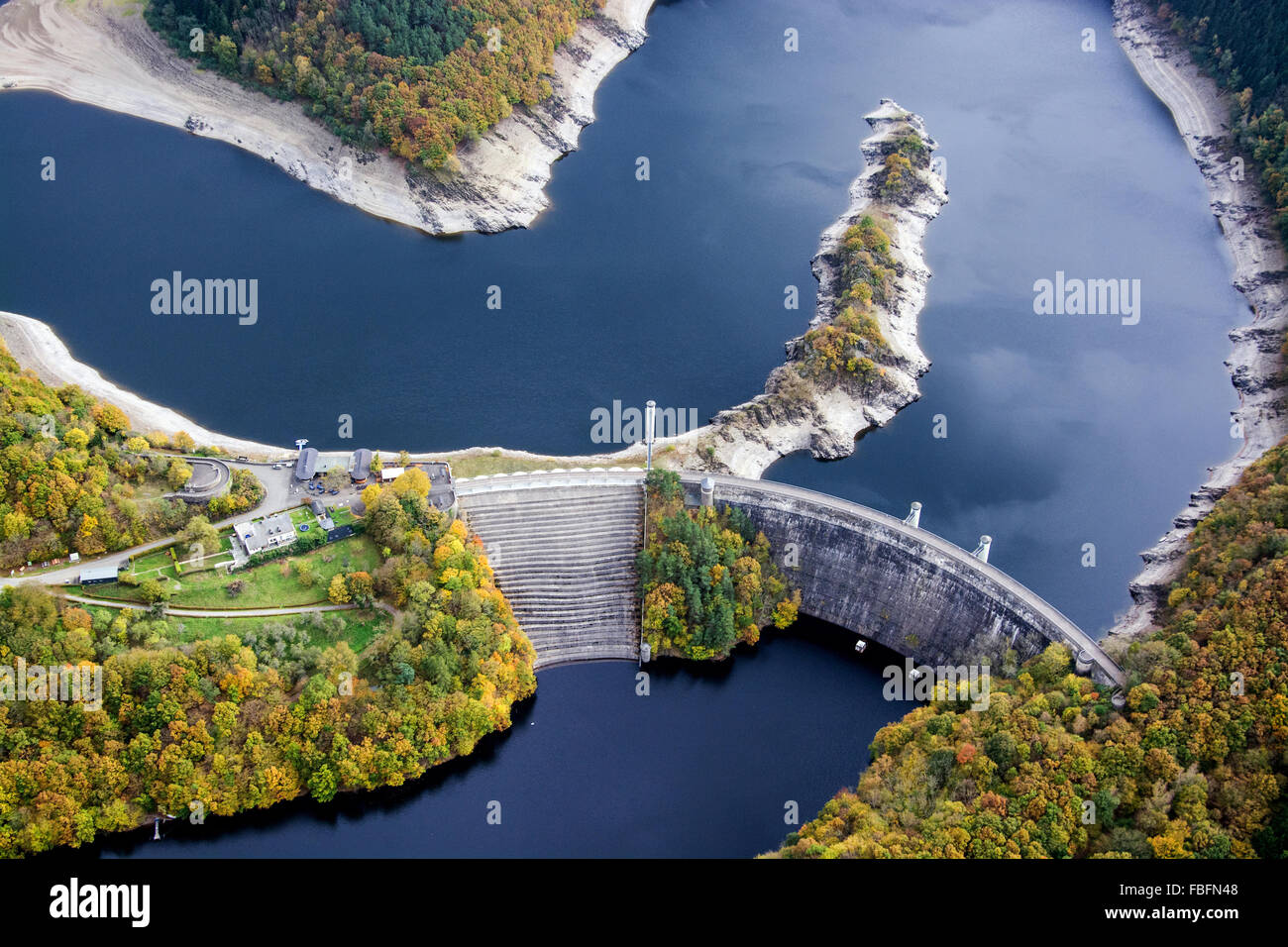 Le système de barrière Urft que comprend l'Urft Dam et Urft réservoir est situé dans l'Eifel Rur, une subdivision du Nord E Banque D'Images