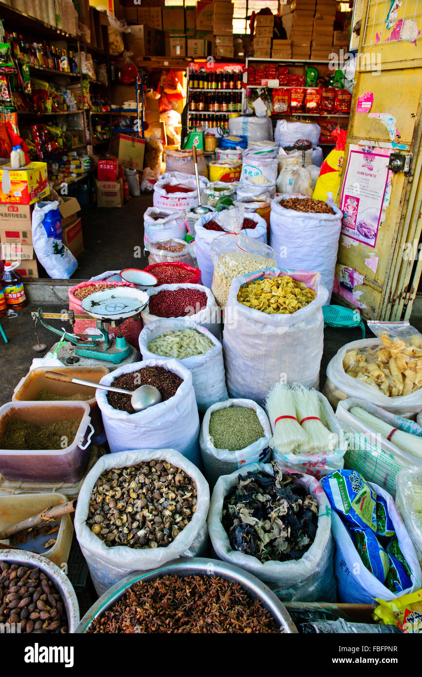 Shaxi,aliments,Marché,Légumes,épices Ingrédients médicinaux chinois de la province de Yunnan, Chine, République populaire de Chine, Chine Banque D'Images