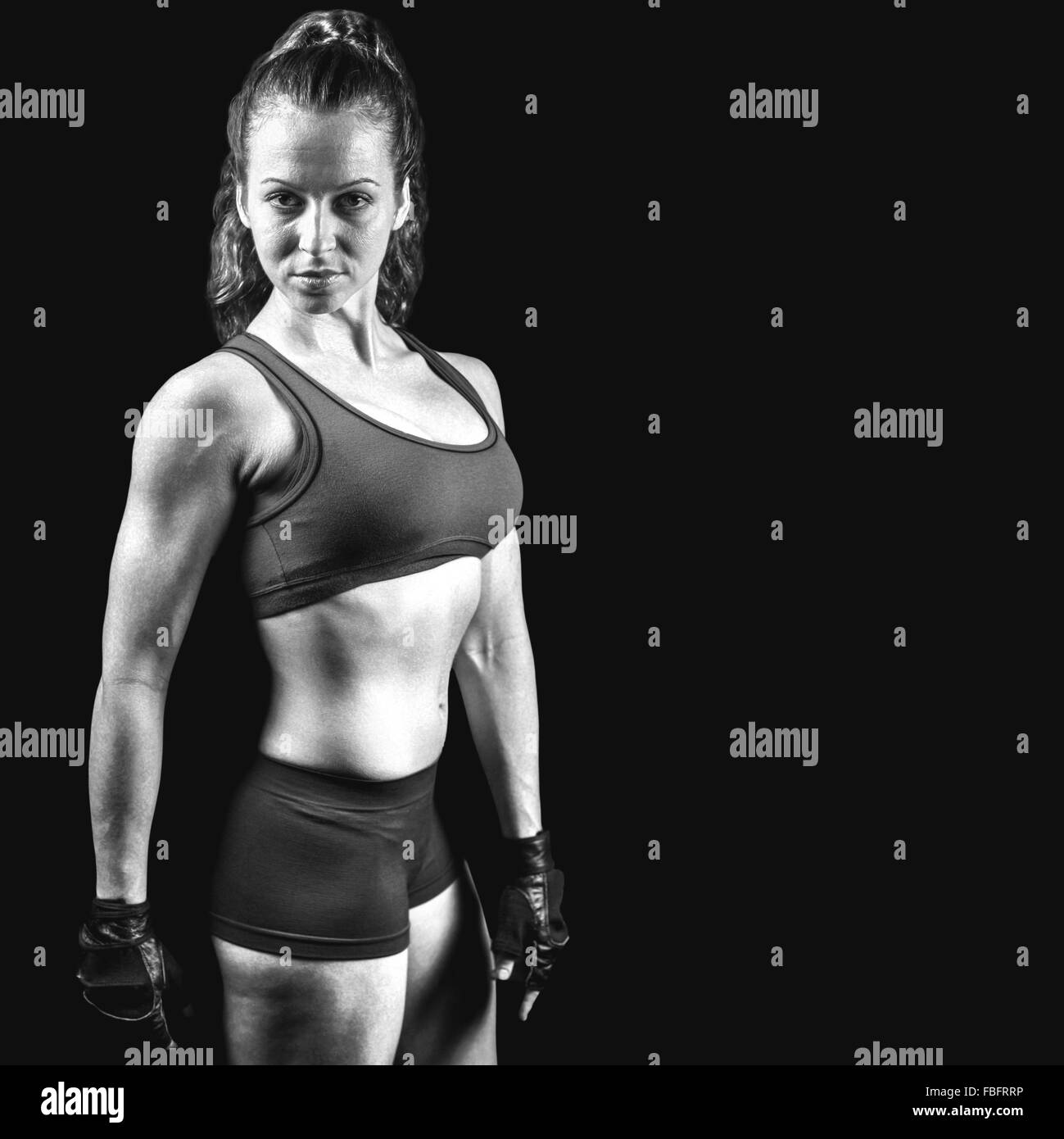 Image composite de portrait de femme sportive avec des gants Banque D'Images