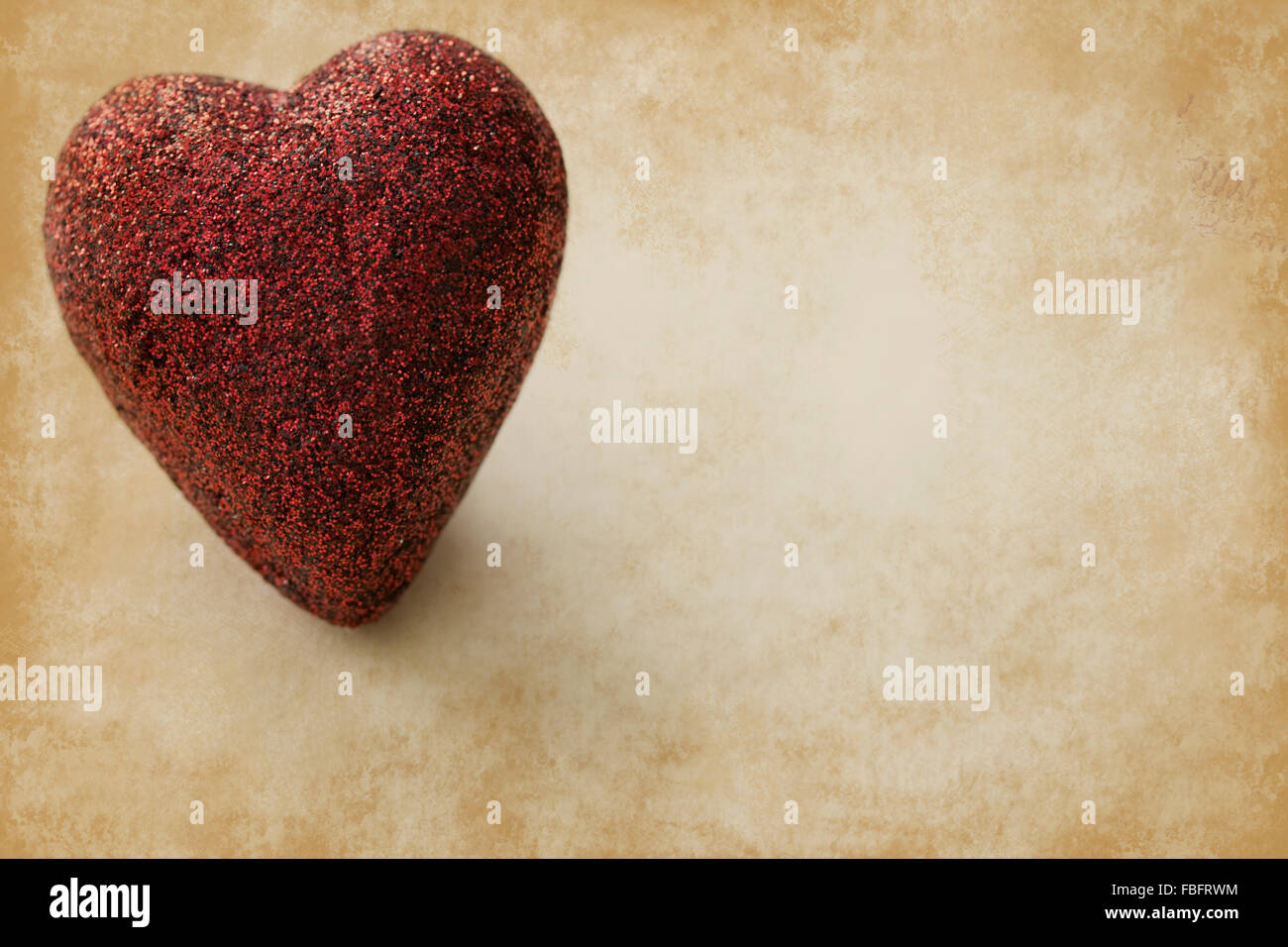 Red Valentine sur golden grunge background Banque D'Images