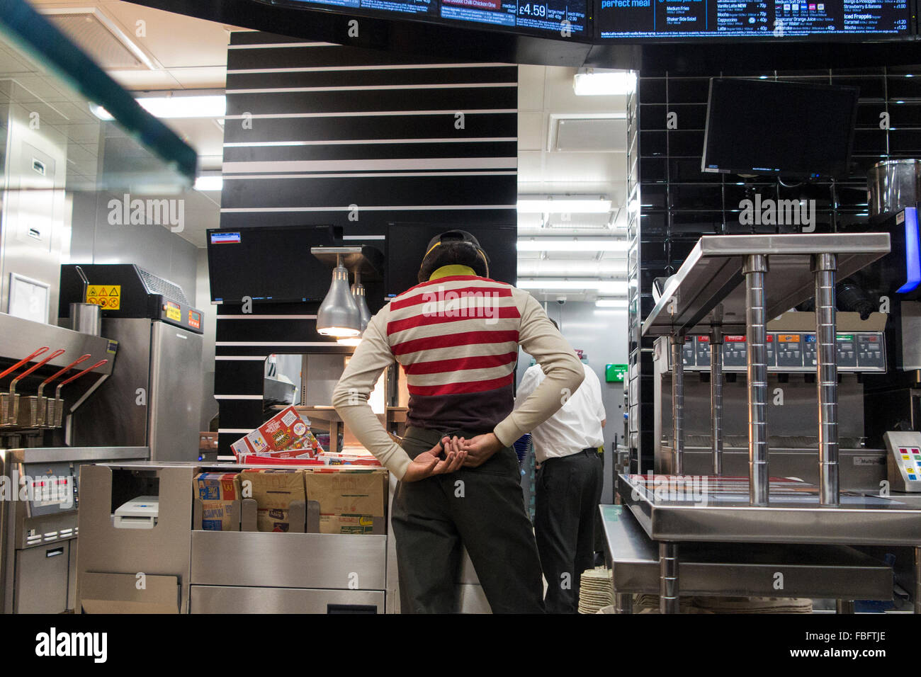 Le personnel travaillant dans un McDonalds branch Banque D'Images