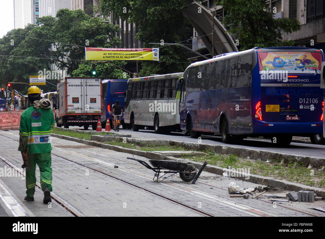 Rio de Janeiro, Brésil, le 15 janvier 2016 : l'une de ses principales avenues du centre-ville de Rio a été fermée pour créer un boulevard. Le Rio Branco Avenue, dans le centre-ville aura un tronçon de 700 mètres qui sera accessible uniquement par VLT, vélo et marche. Avec la fermeture de la circulation routière, 82 lignes de bus aura changé son chemin. Le VLT - véhicule léger sur rail seront en service à temps pour les Jeux Olympiques de Rio 2016. Credit : Luiz Souza/Alamy Live News Banque D'Images